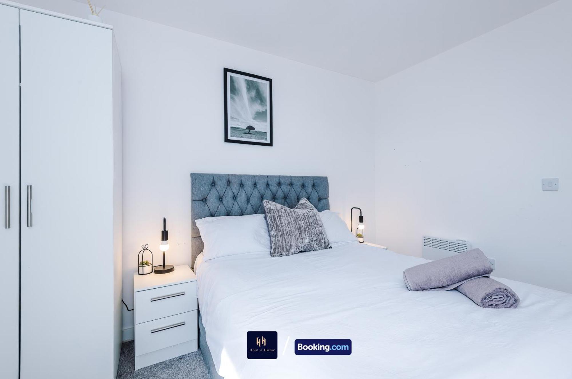 Cosy Mcr 1 Bedroom Apartment By Host A Home Short Lets & Serviced Accommodation Manchester With Balcony Exterior photo